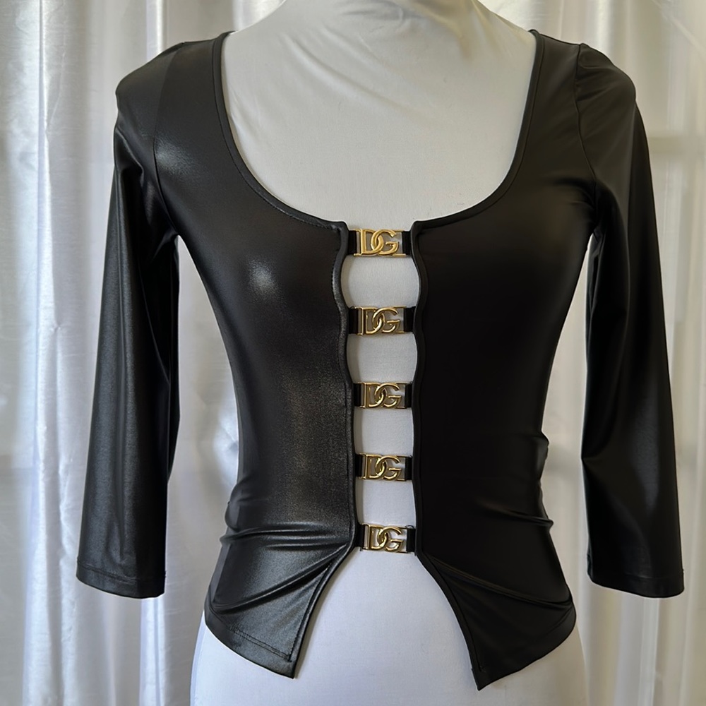 ⛔️SOLD⛔️ NWT Dolce & Gabbana Gold DG Buckle LS Cropped Blouse- Sz 40 - Picture 1 of 9